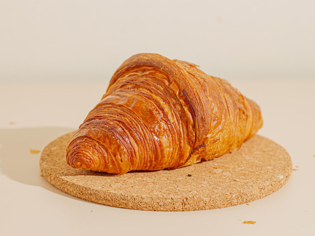 Coupe transversale d'un croissant montrant les fines couches de feuilletage créées par le laminage
