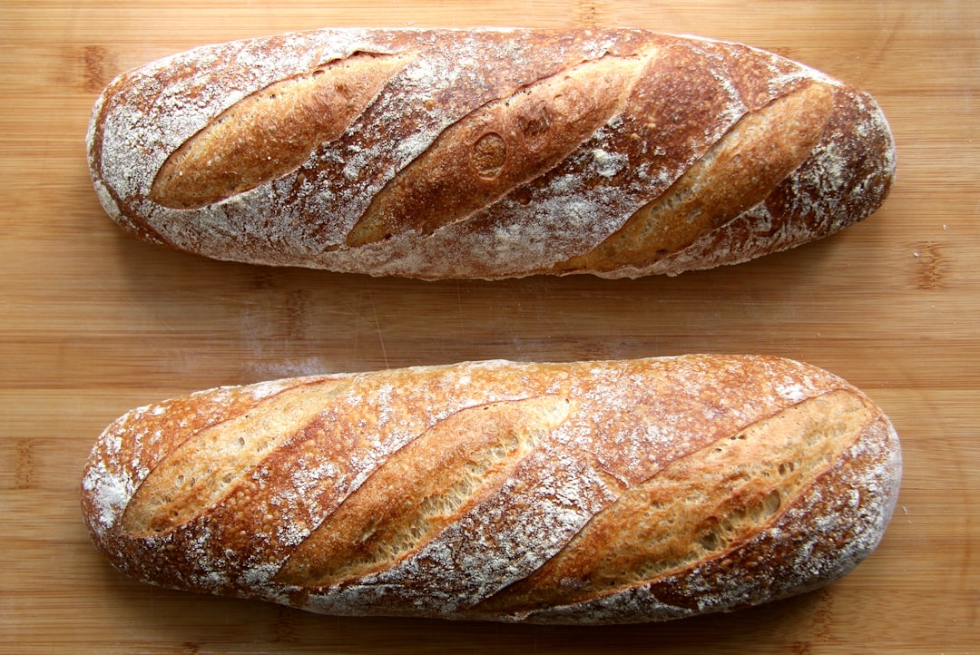 Assortiment de différents types de pain : baguette, pain complet, pain de mie