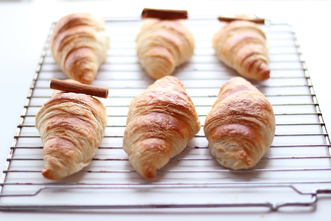 Croissants feuilletés frais sortis du four