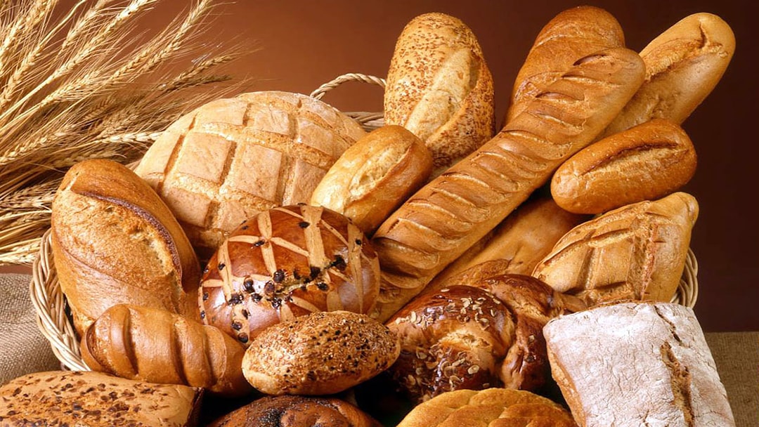 Variété de pains : baguette, pain de mie, pain de campagne