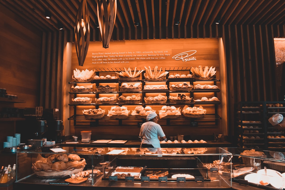 Pains artisanaux frais exposés dans une boulangerie