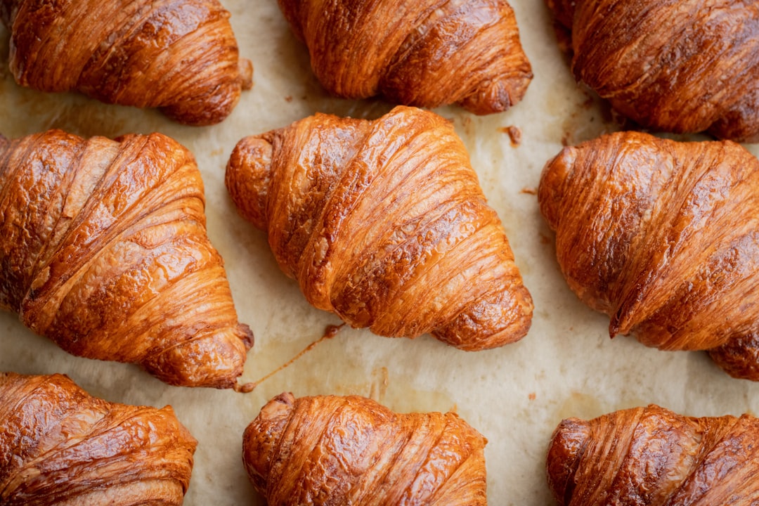 Détail des couches feuilletées d'un croissant fraîchement coupé