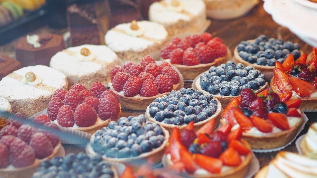 Vitrine de pâtisserie avec tartes, éclairs et mille-feuille finement décorés